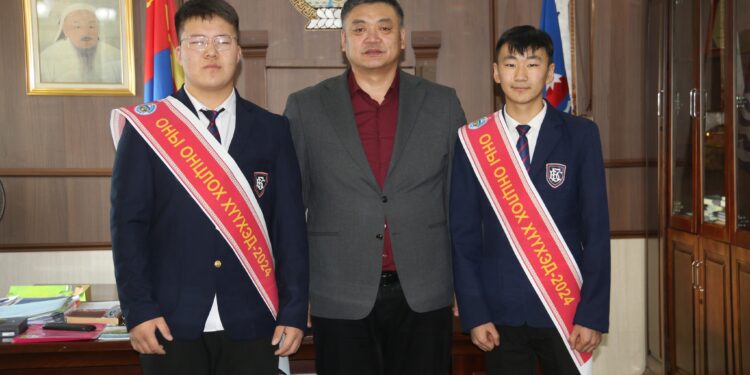 Аймгийнхаа нэрийг гаргаж Улсын “ОНЫ ОНЦЛОХ ХҮҮХЭД”-р шалгарсан 2 сурагчийг урамшуулжээ