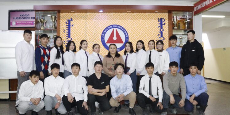 БАРИЛГЫН ЗАСАЛ ЧИМЭГЛЭЛЧИН МЭРГЭЖЛЭЭР 21 СУРАЛЦАГЧ ТӨГСЖЭЭ