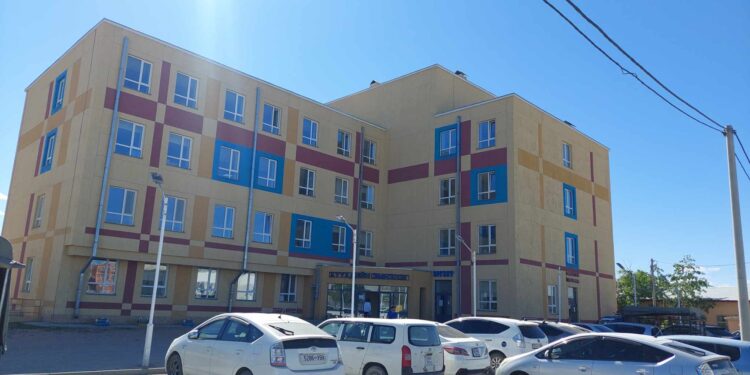 Өнөөдрийн байдлаар COVID19 халдвартай 1 том хүн 2 хүүхэд хэвтэн эмчлүүлж байна.