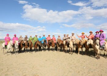 Наадмын чимэг хос морьтнууд