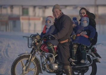 3 ихэр хүүгээ цэцэрлэгээс нь авах гэр бүл