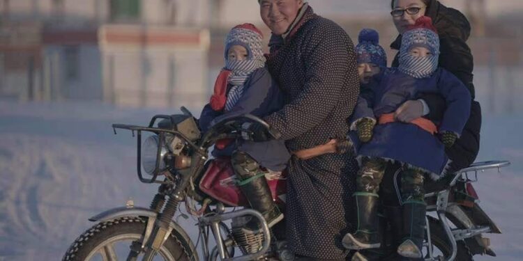 3 ихэр хүүгээ цэцэрлэгээс нь авах гэр бүл