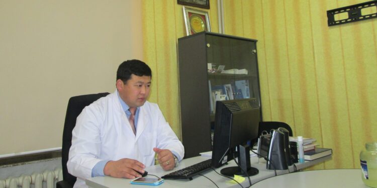 Мэс заслын тэргүүлэх зэрэгтэй , клиникийн профессор Л.Ганхуяг эмч