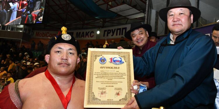 УВС АЙМГИЙН 100 ЖИЛИЙН ОЙН БАРИЛДААНД Б.БАТ-ӨЛЗИЙ ЗААН ТҮРҮҮЛЛЭЭ