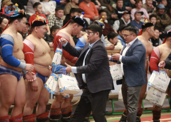 УВС 100 барилдаанд оролцох бүх бөхчүүдэд бэлэг гардууллаа