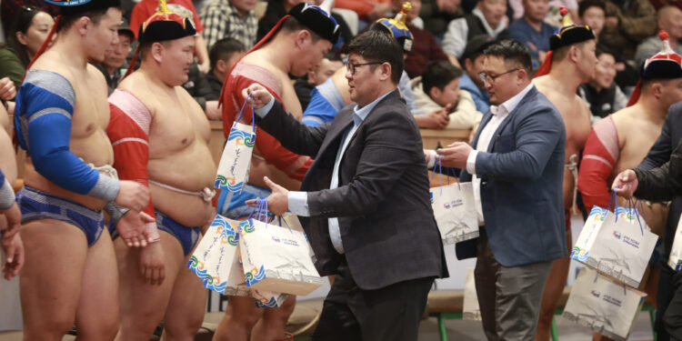 УВС 100 барилдаанд оролцох бүх бөхчүүдэд бэлэг гардууллаа