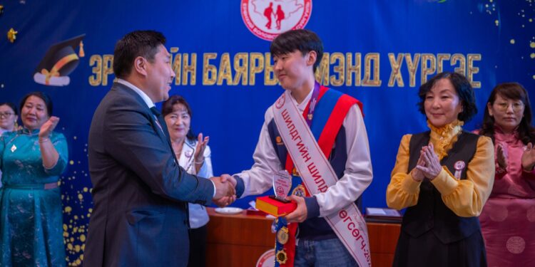 Эрдмийн эхлэл ЕБС -ийн “ШИЛДЭГИЙН ШИЛДЭГ” төгсөгч Э.АМАРЖАРГАЛ боллоо