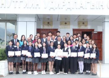 ЭЕШ-д өндөр оноо авсан сурагчид болон бэлтгэсэн багш нарыг 115 сая₮ -өөр урамшууллаа