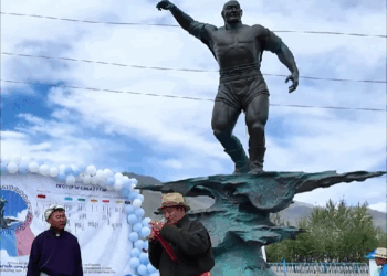 Увс аймгийн Тариалан суманд ноёны бөх У.Цэрэндоржийн дурсгалд зориулан хөшөө босгожээ.