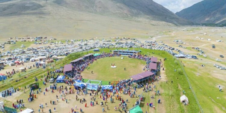 Сумуудын түүхт 100 жилийн ойн баяр наадам өргөн дэлгэр болж байна.