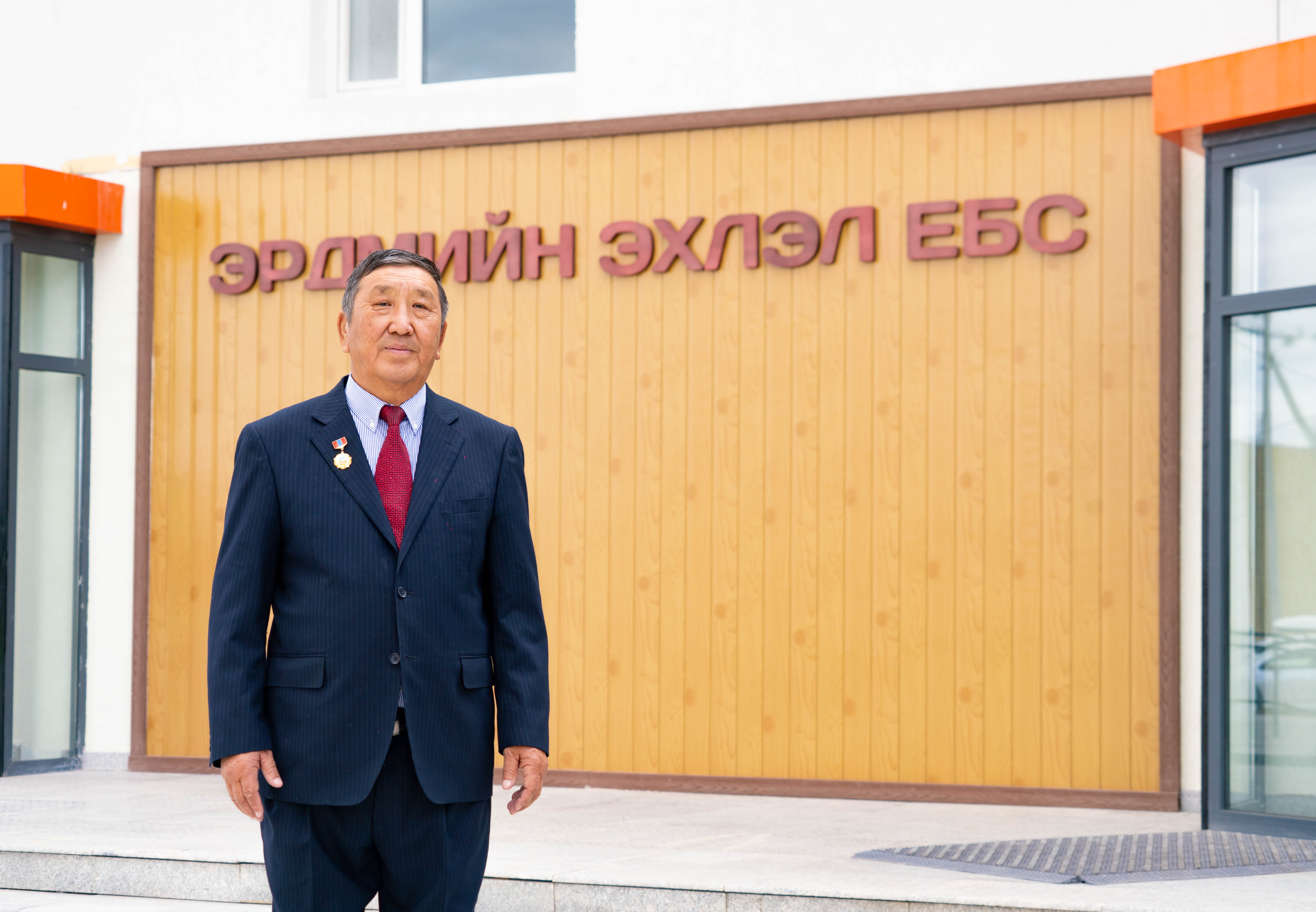 Эрдмийн эхлэл сургуулийн зөвлөх МУ-ын гавьяат багш Ц.БАЯНСАН