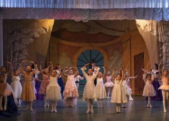 Шинэ жилийн онцгой үдшийг бэлэглэгч ЦӨМӨӨХЭЙ бүжгэн жүжгийн бяцхан түүх