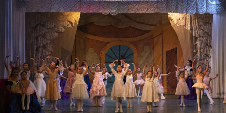 Шинэ жилийн онцгой үдшийг бэлэглэгч ЦӨМӨӨХЭЙ бүжгэн жүжгийн бяцхан түүх