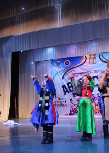 2-р сургуулийн сурагчид ерөөл, магтаал