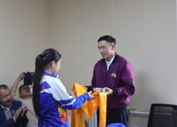 Даамны дэлхийн АВАРГА Б.Сансармаа багшдаа хүндэтгэл үзүүлжээ.