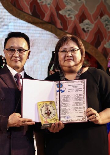 УВСЫН УРАН БҮТЭЭЛЧИД ОУ-ын НААДМААР УЛСЫНХАА НЭРИЙГ ӨНДӨРТ ӨРГӨВ