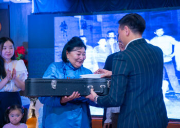 Хүүхдүүд нь ээжийнхээ дуртай хөгжимийг бэлэглэв