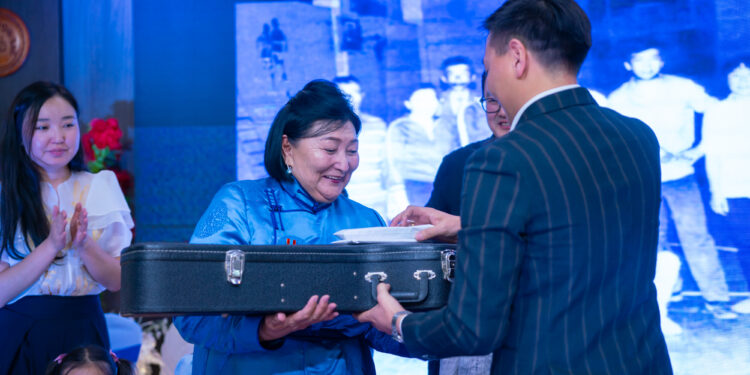 Хүүхдүүд нь ээжийнхээ дуртай хөгжимийг бэлэглэв