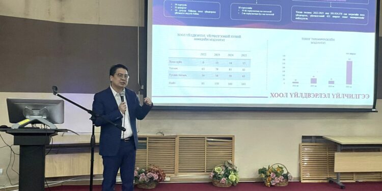 Боловсролын байгууллагын ажилтнуудын сургалт-зөвлөгөөн болж байна