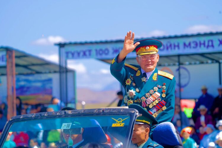 Давстын сум нэгдлийн даргаар 10 жил манлайлан ажилласан ахмад