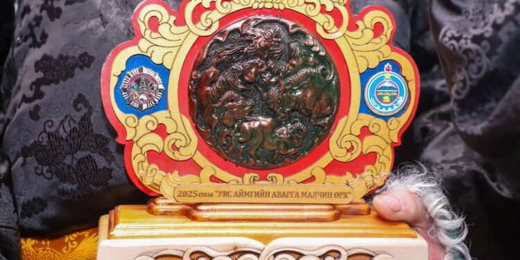 Морь жилийн босгон дээр тодорсон аймгийн Аварга малчин өрхүүд