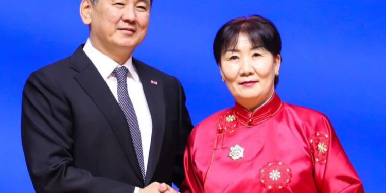 Х.Бямбасүрэн багш Төрийн дээд ‘Алтан гадас’ одонгоор шагнагдлаа