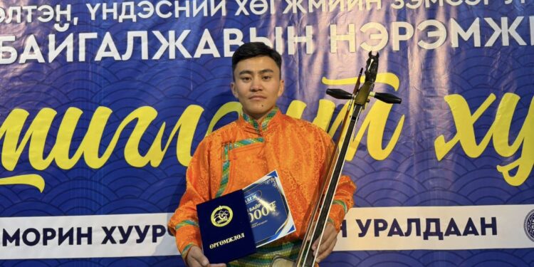 Б.Бямбасүрэн “Эгшиглэнт хуур” Улсын уралдааны тэргүүн байрыг эзэллээ