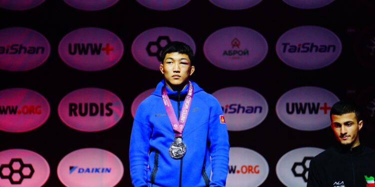 Б.Мөнх-Эрдэнэ Азийн аваргаас хоёр дахь медалиа хүртлээ